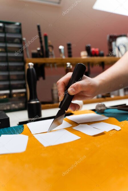 Hochwertige Werkbank mit 3D‑gedruckten Objekten und edlem Schwarz‑Gold Look