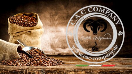 Frisch geröstete Kaffeebohnen in der Trommelröstmaschine